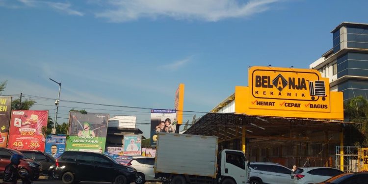 Berdiri Tanah Wakaf, Warga Cibeber Pinta Toko Keramik Disegel