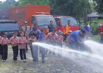 Diajarkan Cara Memadamkan Api, Puluhan Anak SDIT Ikuti Pelatihan dengan BPBDPK