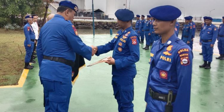 Selamatkan Korban Kecelakaan Laut di Pelabuhan Merak, Kapolda Banten Ganjar Penghargaan Dua Personel Ditpolairud Polda Banten