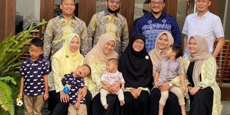 Mom’s Haraya Rosary, Kenal Banyak Orang Lewat Organisasi