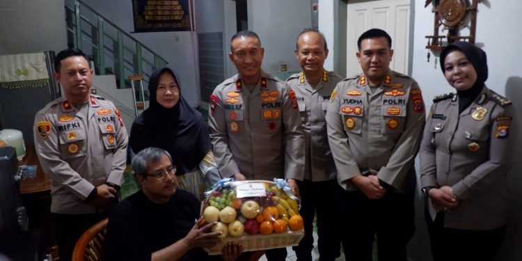 Dapat Kabar Ada Anggota yang Sakit, Wakapolda Banten Langsung Besuk dan Beri Motivasi