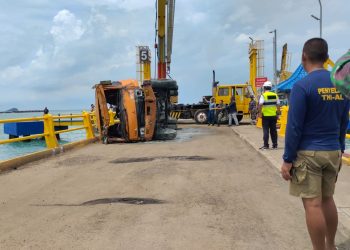 TNI AL Berhasil Angkat Truk yang Jatuh di Pelabuhan Merak