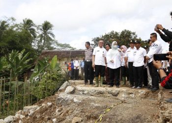 Irna Bawa Bantuan untuk 3.497 Korban Bencana dan Cek Jalan Ambles