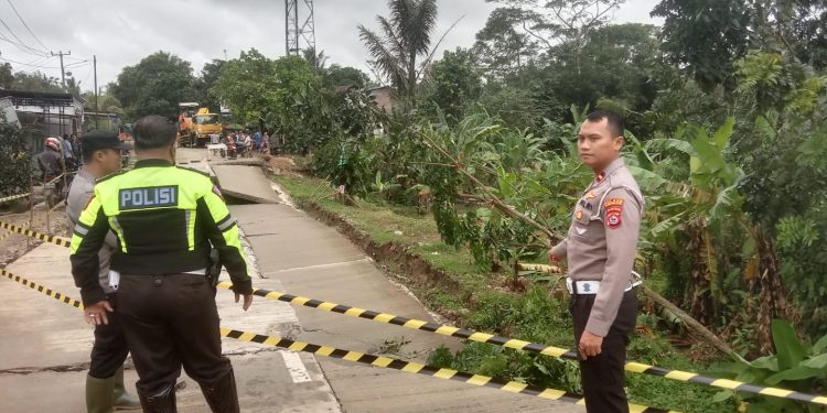 Satlantas Cek Jalan yang Putus di Kecamatan Sindangresmi