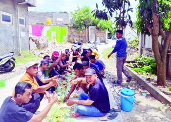 Warga BMS Bangun Jalan Swadaya