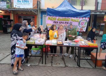 PKK RW 005 Perumahan Griya Permata Asri Buka Gerai Jajanan Pasar