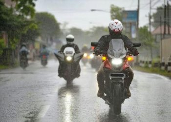 Cara Aman Berkendara Saat Hujan Deras dan Cuaca Buruk