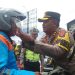 Bukan Ditilang, Pengendara Motor Justru Dapat Helm Gratis dari Polres Cilegon