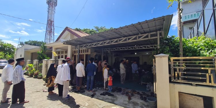 Tiba di Rumah Duka, Jenazah Fauzul Iman Disambut Keluarga, Kerabat, dan Rektor UIN SMH Banten