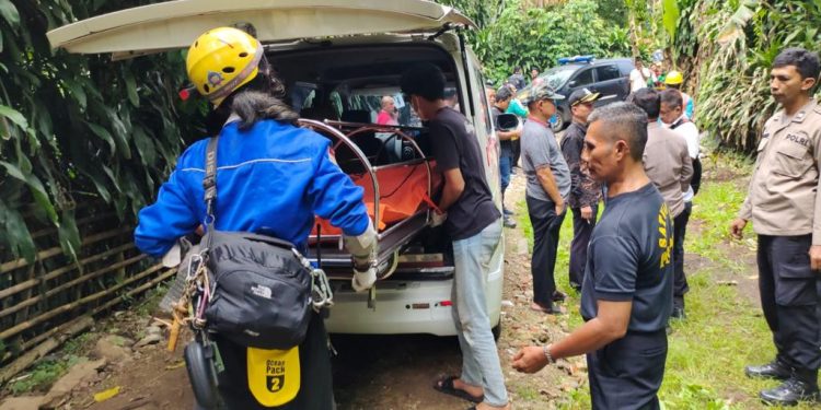 Pria Tanpa Identitas Tewas Tersengat Arus Listrik di Kebon Kosong