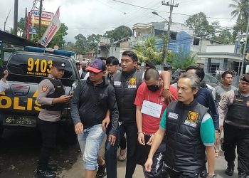 Di TKP, Tersangka Pembunuhan Wanita Cantik Pakai Kloset Disoraki Ratusan Warga