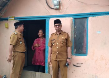 Camat Purwakarta Kunjungi Rumah Tidak Layak Huni di Tegal Bunder