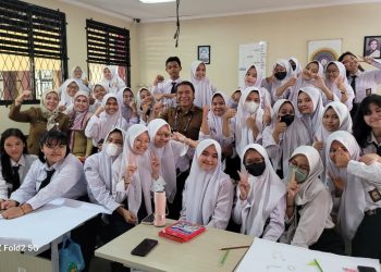 Al Muktabar Sidak Sekolah, Bebersih Bareng Guru