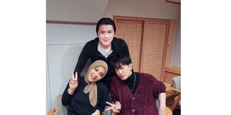 Trending Topik di Twitter, Syahrini Bikin Iri Warganet Saat Foto Bareng Aktor Jepang Takeru Sato, Ternyata The Power of Suami!