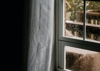 Bikin Auto Galau, Ini Dia 6 Lagu K-Pop Yang Cocok Didengarkan Saat Hujan