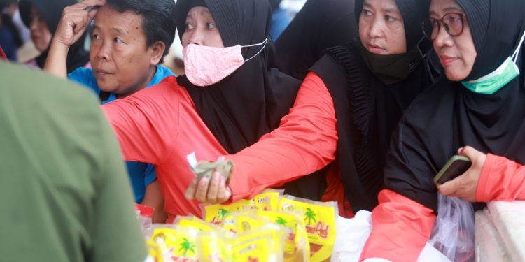 GALERI FOTO: Potret Emak-emak Belanja Tanpa Nawar di Pasar Murah