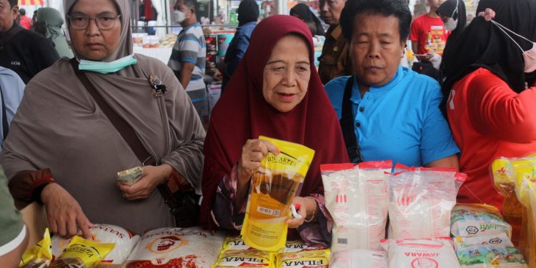 GALERI FOTO: Potret Emak-emak Belanja Tanpa Nawar di Pasar Murah
