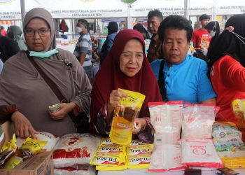 GALERI FOTO: Potret Emak-emak Belanja Tanpa Nawar di Pasar Murah