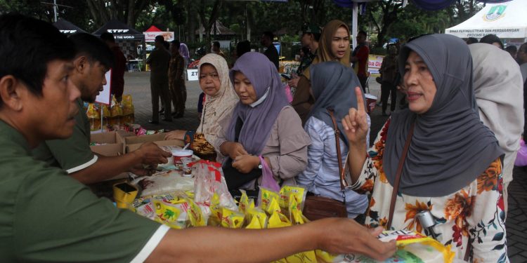 GALERI FOTO: Potret Emak-emak Belanja Tanpa Nawar di Pasar Murah