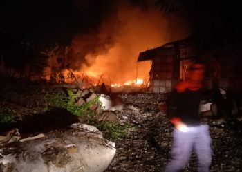 Gegara Bakar Sampah, Rumah Semi Permanen di Pasar Kemis Terbakar