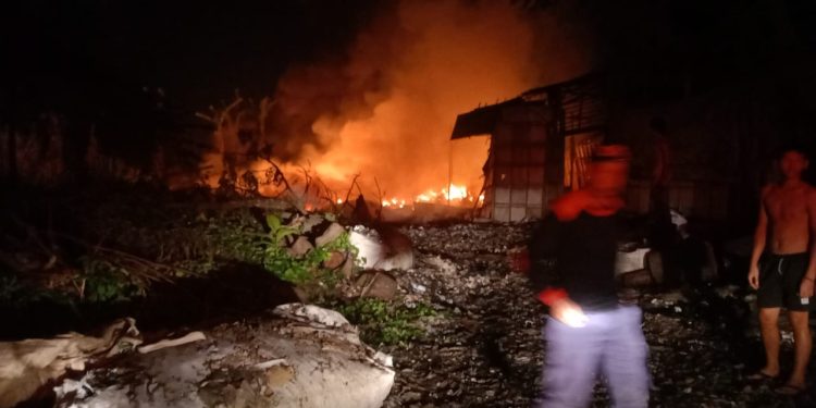Gegara Bakar Sampah, Rumah Semi Permanen di Pasar Kemis Terbakar
