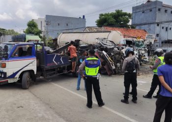 Dua Truk Tabrakan di Jalan Raya Serang Cilegon, Ada Dua Korban Terjepit