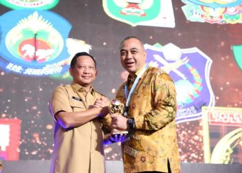 Capai UHC, Pemkab Tangerang Diganjar Penghargaan Oleh Wapres RI