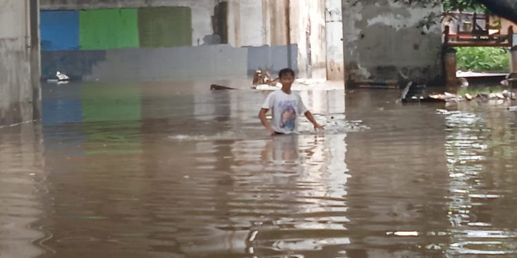 Banjir Rendam Flyover Taman Cibodas Tangerang Setinggi Satu Meter