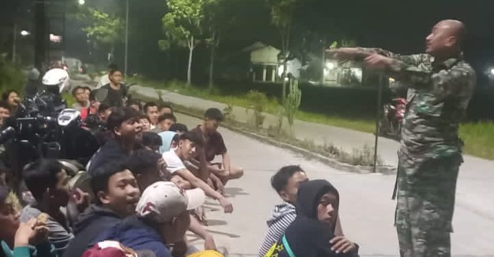 Cegah Tawuran, Anggota Koramil 0602-18/Kragilan Edukasi Pemuda di Jalan