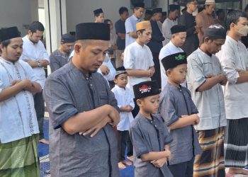 GALERI FOTO: Rayakan Lebaran Jumat, Masyarakat di Citangkil Kota Cilegon Laksanakan Salat Id