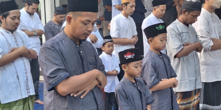 GALERI FOTO: Rayakan Lebaran Jumat, Masyarakat di Citangkil Kota Cilegon Laksanakan Salat Id