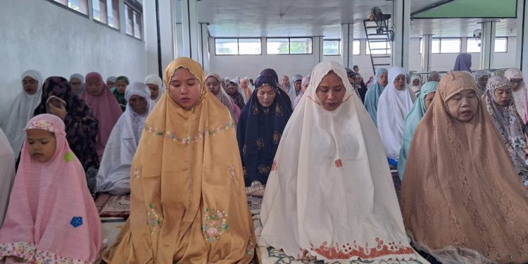GALERI FOTO: Rayakan Lebaran Jumat, Masyarakat di Citangkil Kota Cilegon Laksanakan Salat Id