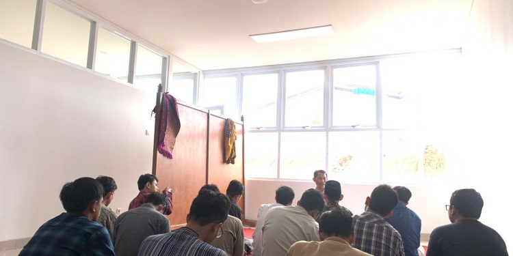 Mahasiswa UIN SMH Banten Isi Tausiyah Seusai Solat Dzuhur