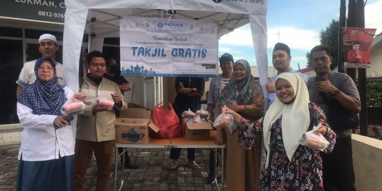 Peradi Serang Bagikan Ratusan Takjil di Kota Cilegon