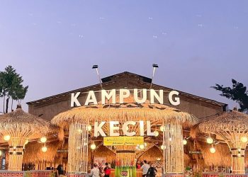 Keunikan Kafe Kampung Kecil, Ada Sungai di Bawah Saung