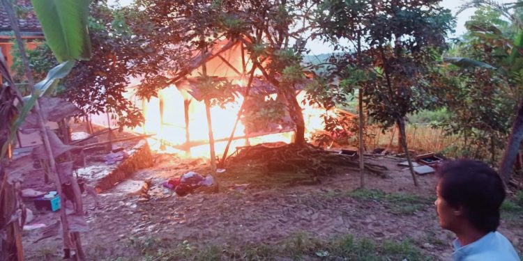 Menjelang Buka Puasa, Satu Rumah di Pandeglang Hangus Terbakar