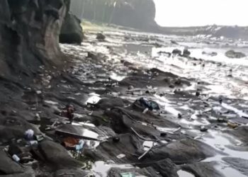 Pantai Ciantir dan Sungai Cisawarna Dipenuhi Sampah