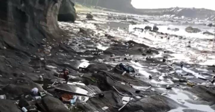 Pantai Ciantir dan Sungai Cisawarna Dipenuhi Sampah