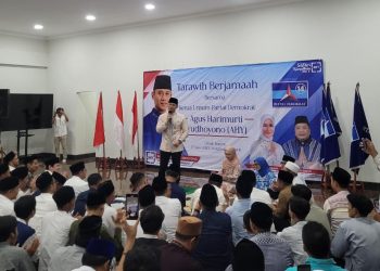 AHY Salat Tarawih Bersama Ribuan Pendukungnya di Lebak