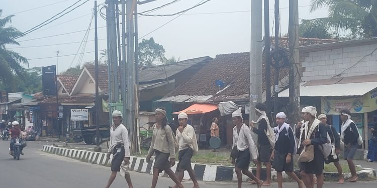 Puluhan Warga Baduy Berjalan 60 Kilometer Ikuti Seba Baduy 2023