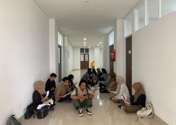 Mahasiswa UIN SMH Banten Menghapal untuk UTS Bahasa Inggris