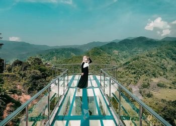 Jembatan Kaca Lereng Cibolang Lebak Banten, Spot Foto yang Hits Bak di Negeri Cina