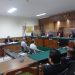 Kedua terdakwa saat mendengarkan pembacaan tuntutan oleh JPU Kejari Serang di Pengadilan Tipikor Serang, Senin 3 April 2023.Foto: Fahmi Sa'i