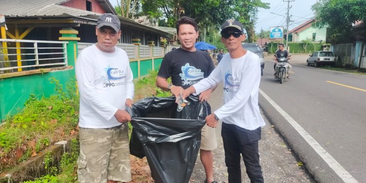 Peduli Pariwisata, Warga Desa Sukarame Gotong Royong Bersihkan Sampah