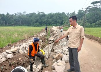 Jalan Kubangjaya-Kadugenep Kecamatan Petir Dibangun