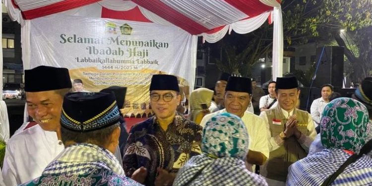 Dihadiri Wakil Ketua MPR RI, Kakanwil Kemenag Banten Lepas 393 Jemaah Haji Kota Serang