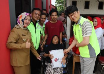 PT LG Electronics Indonesia Gelar Bhakti Sosial di Desa Cirarab Legok