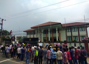 Vonis Terdakwa Kasus Dugaan Mafia Tanah di Kabupaten Tangerang Ringan, Ratusan Warga Demo PT Banten