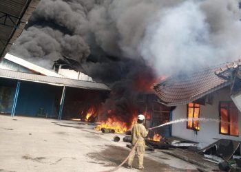 Gudang di Kosambi Terbakar, Sulitnya Air Bikin Pemadaman Terkendala