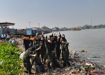 2.000 Ton Sampah di Pantai Teluk Belum Bisa Diangkut